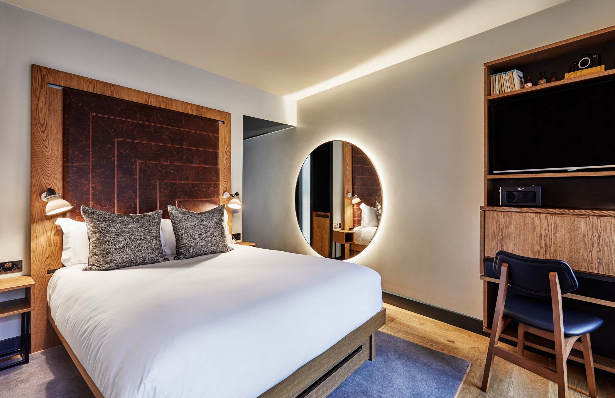 Cosy Room with Mirror and Desk
