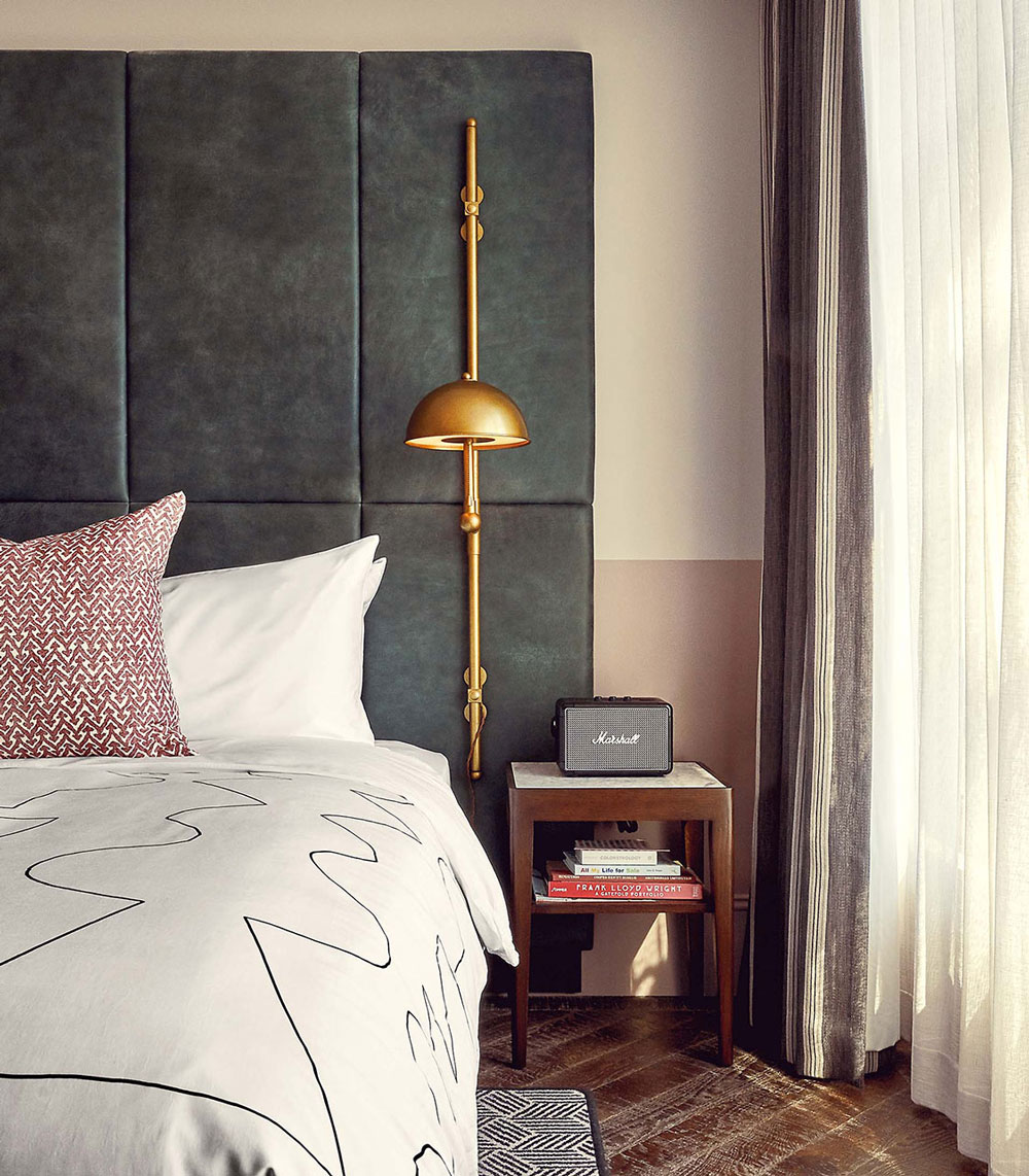 Altavoz bluetooth Marshall junto a la cama