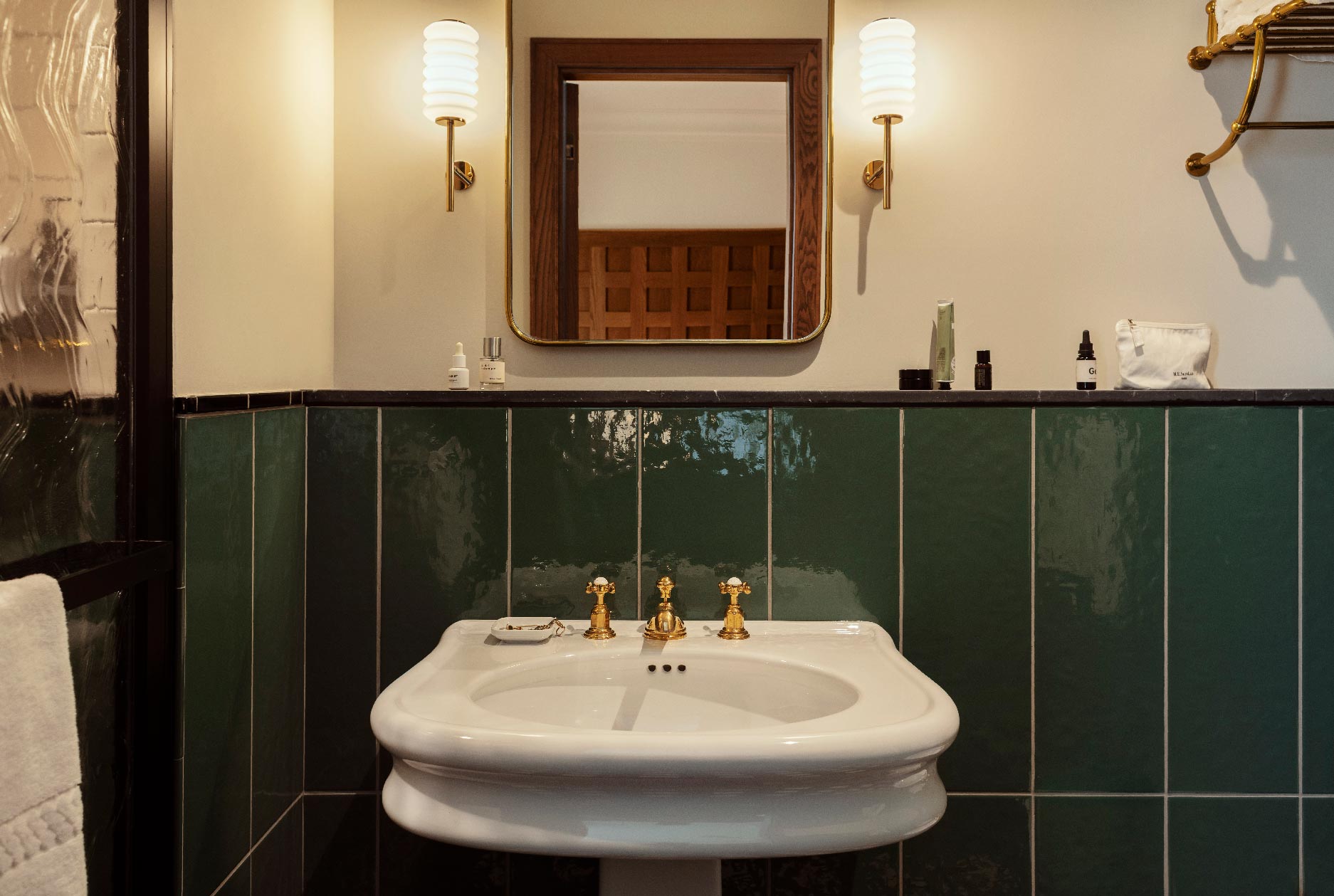 Sink with mirror