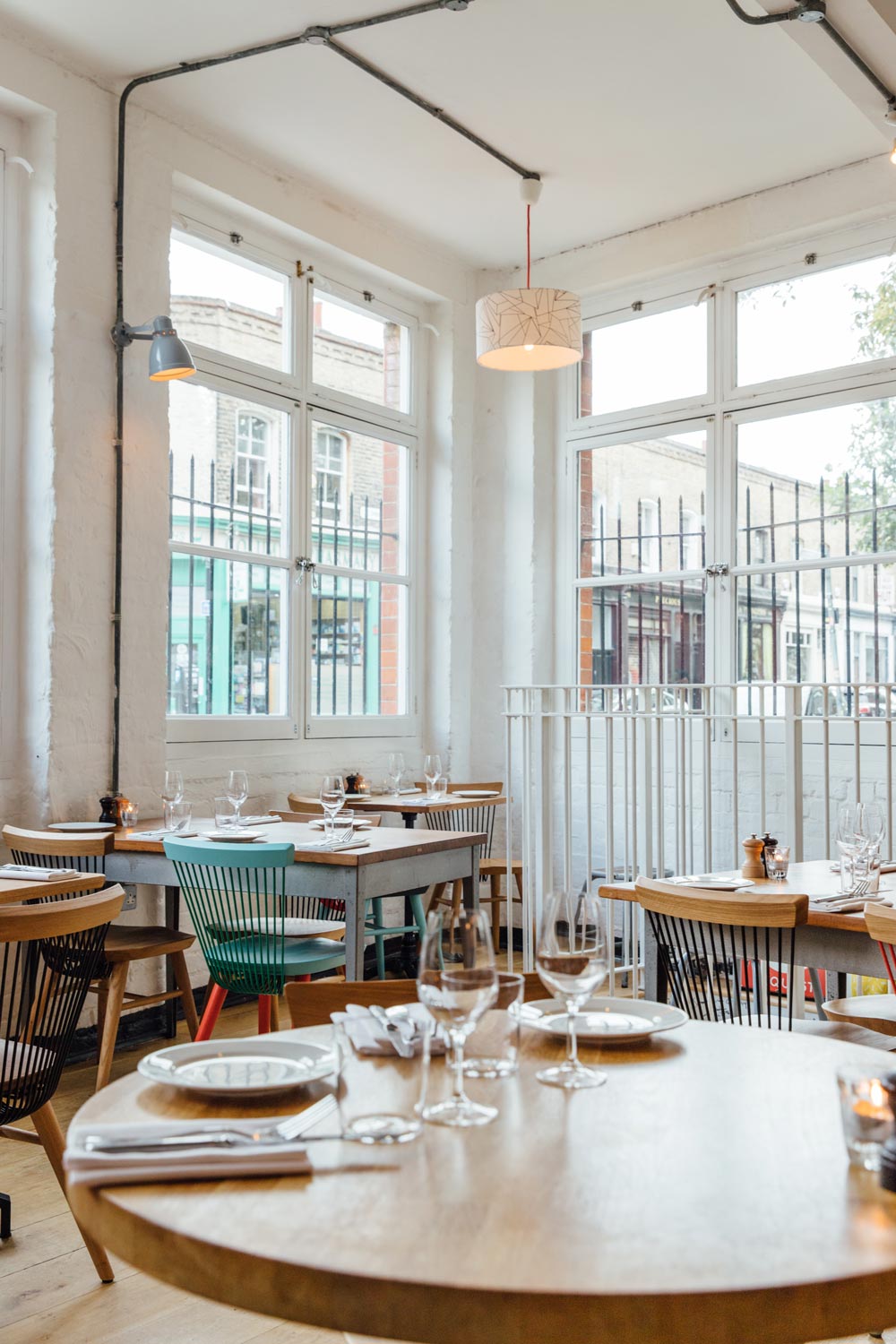 Tables vides dans un restaurant