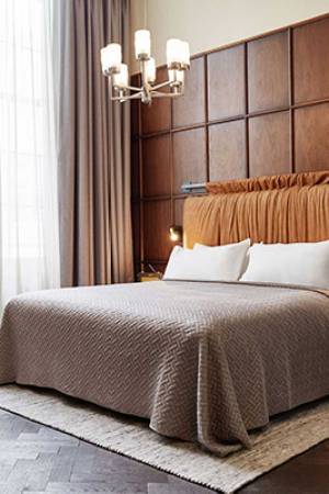Camera più grande nell'hotel di Amsterdam con boiserie in legno dietro il letto