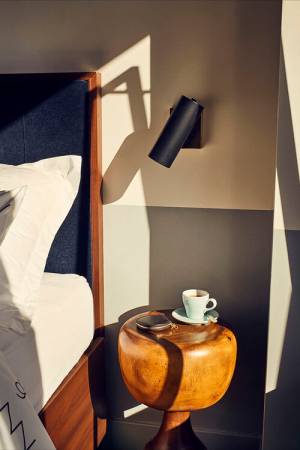 Caffè sul tavolino accanto al letto in una camera d'albergo di Williamsburg
