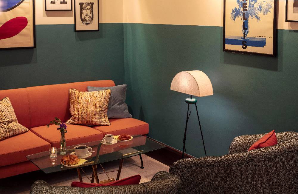 Bequeme Sofas und ein Couchtisch in einer Ecke des Apartments