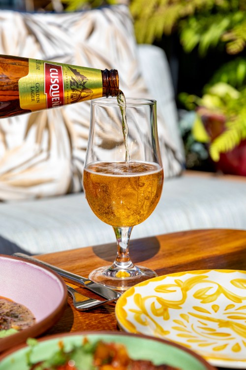 Er wordt verfrissend bier in een glas geschonken.