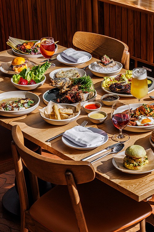 Comida rica dispuesta sobre una mesa