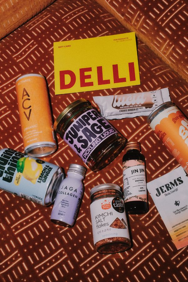 Les produits Gut Delli se répandent partout sur le siège d'un meuble moelleux.