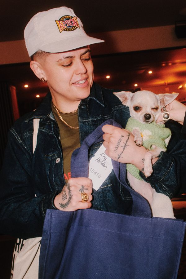 Une personne tenant un petit chien.