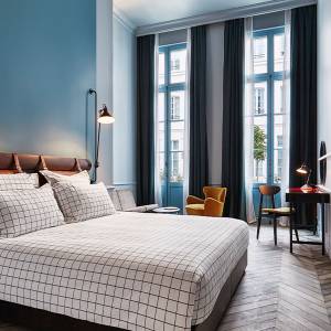 La chambre The Hoxton Paris avec une grande fenêtre et des portes-fenêtres.